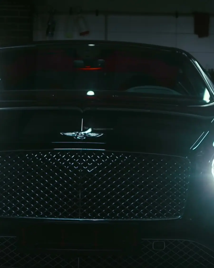 Dunkle Luxuslimousine bei Nacht